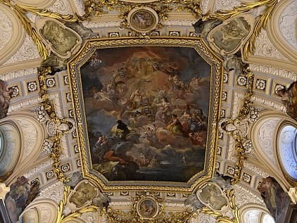 Lavish ceiling with decorations and a fresco.