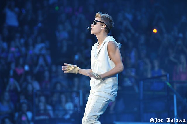 Justin Bieber net worth performing Minneapolis 2012
