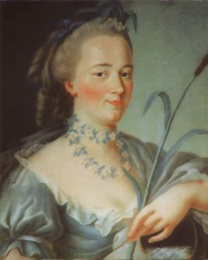 Portrait of an elegant woman. She wears a gray dress and a prominent necklace.