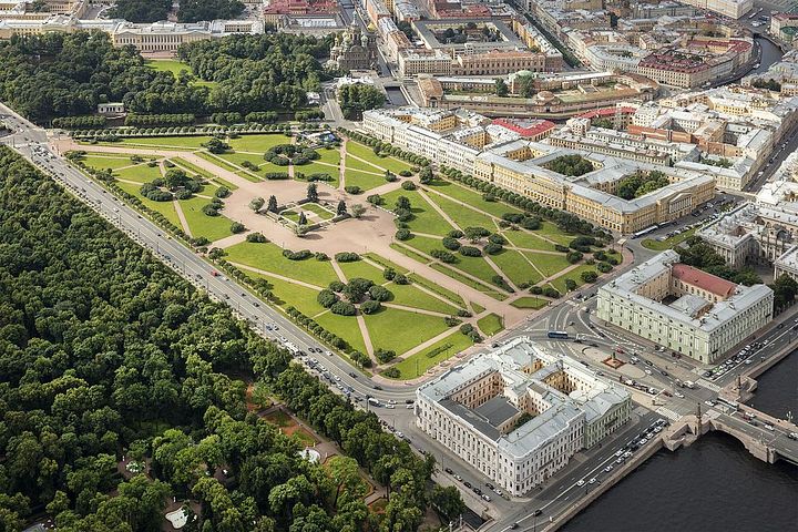 Aerial view of a very large garden flanked by buildings.
