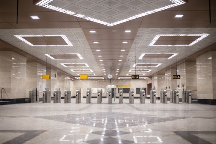 Inside an ample metro station, the access area or lobby.