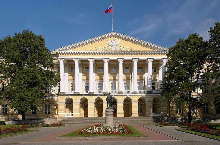 Picture of a Neoclassical building with white columns and a pediment.